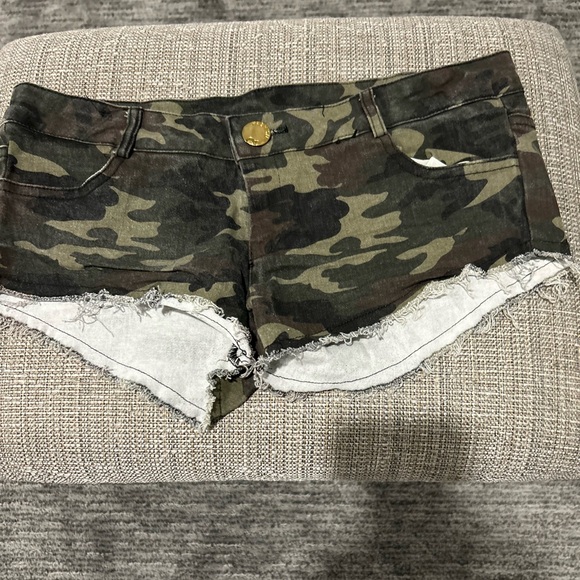 Y2K Camouflage short shorts fit like XS or XXS - Picture 1 of 5